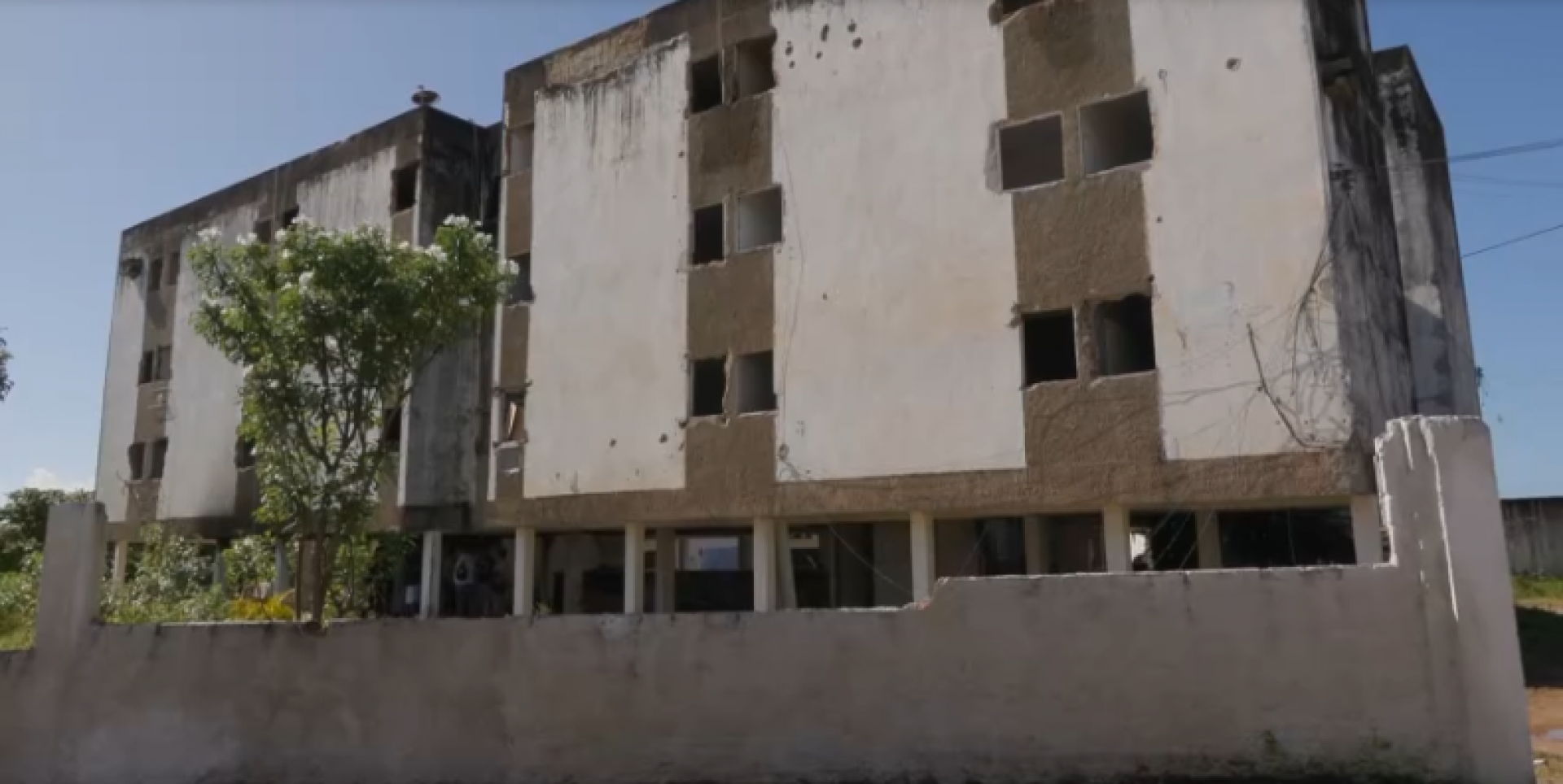 Vândalos invadem constantemente condomínio abandonado em Olinda e moradores pedem ajuda