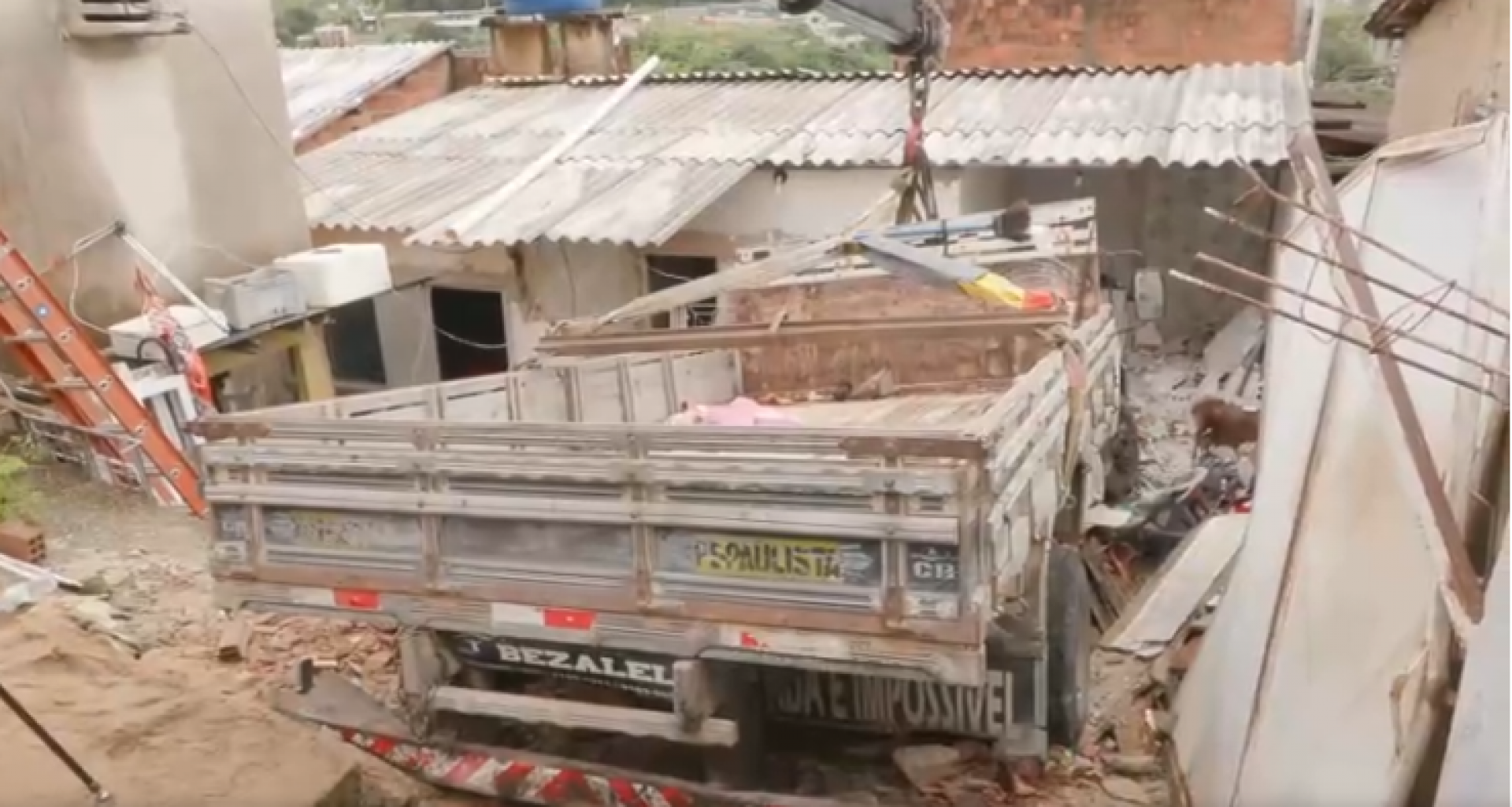 Caminhão descontrolado destrói casa em Olinda: família pede ajuda da prefeitural