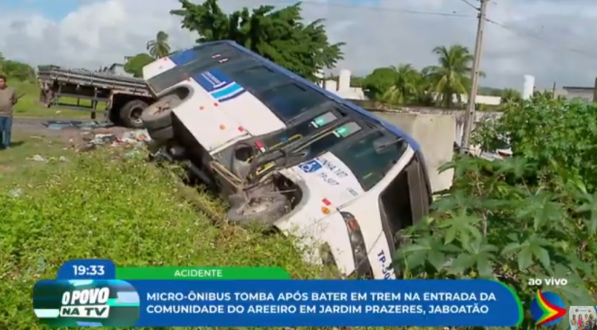 Imagem de micro-ônibus que tombou após colisão com trem no Areeiro, Jaboatão dos Guararapes