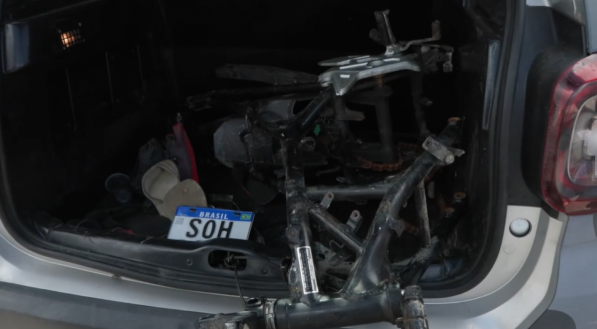 Em uma das viaturas estava o que restou de uma das motocicletas roubadas