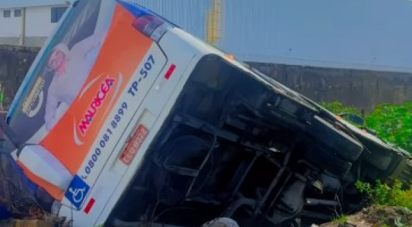 Micro-ônibus colide com trem VLT em Camaragibe
