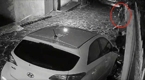 Imagem de dupla de suspeitos invadindo estabelecimento em Olinda