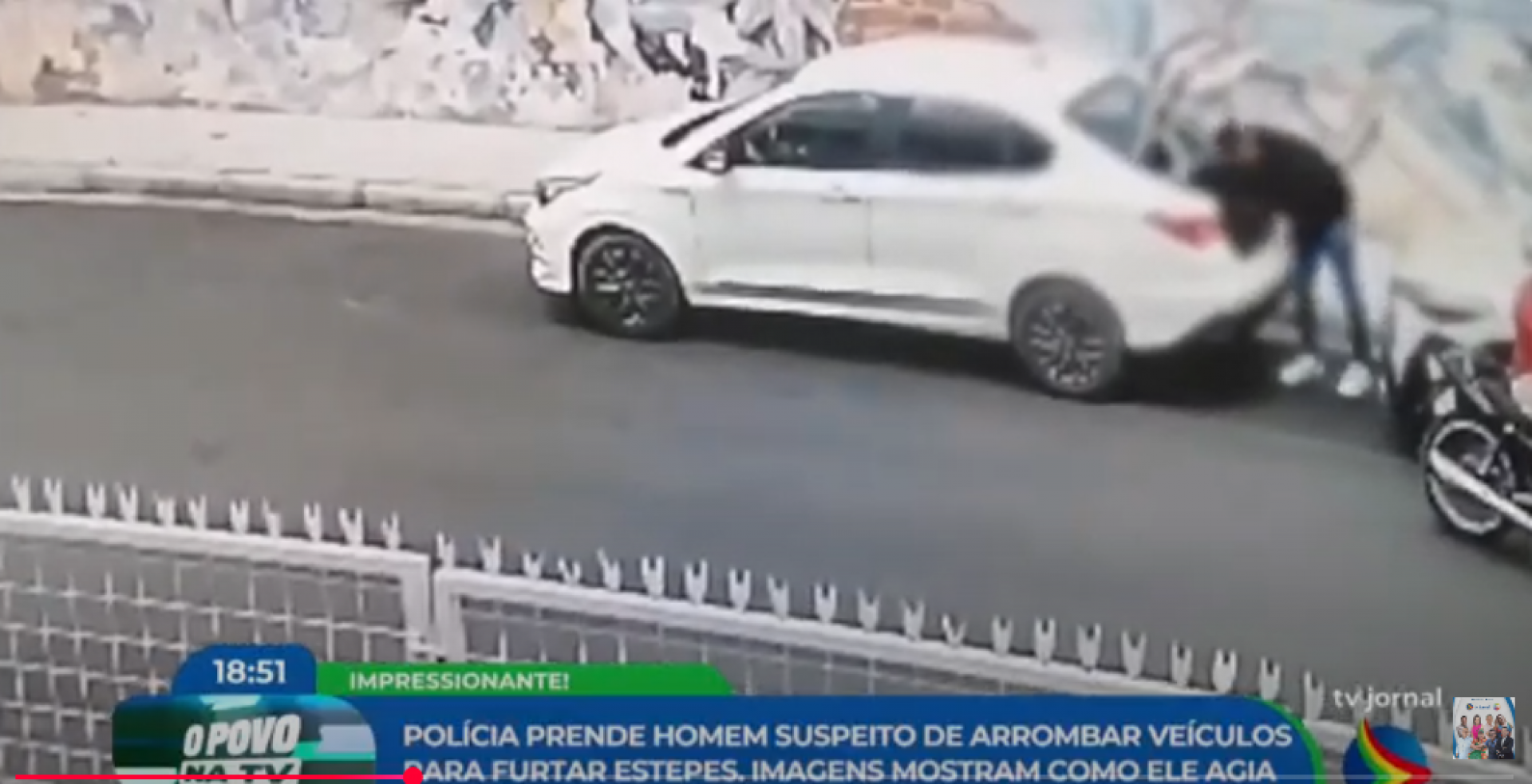 Imagem de homem roubando estepe de carro no Recife