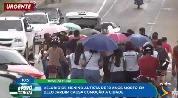 Imagem de cortejo durante velório de menino assassinado em Belo Jardim