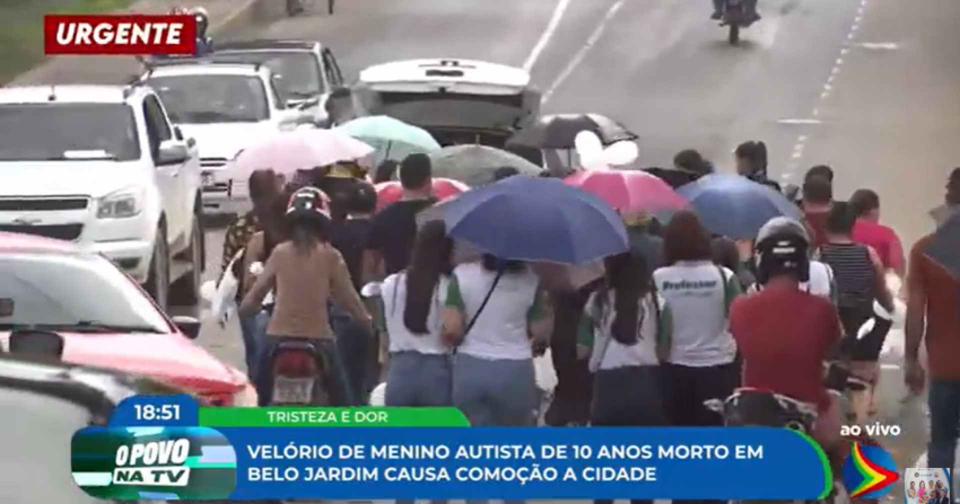Imagem de cortejo durante velório de menino assassinado em Belo Jardim