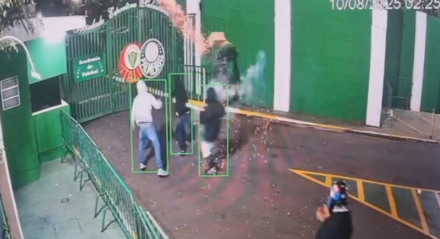 Rojões e bombas foram arremessados no centro de treinamento do clube na madrugada deste domingo (10)