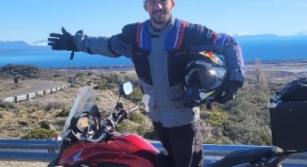 Quem era Alex Tibola, o brasileiro que rodava o mundo em uma Pop 100 e faleceu em colisão no Chile