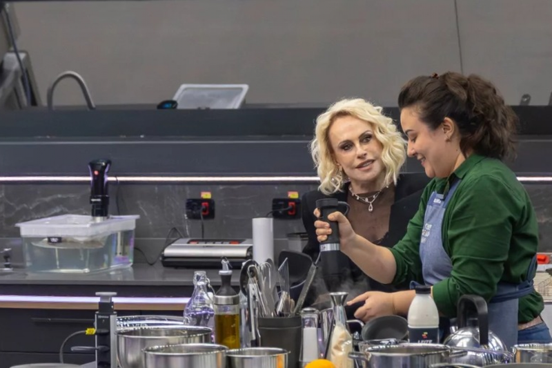 Imagem de Ana Maria Braga e participante em 'Chef de Alto Nível'