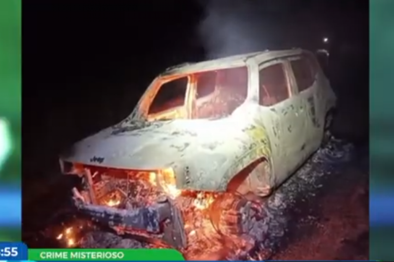 Imagem de carro em chamas. Vítima foi executado em Ipojuca