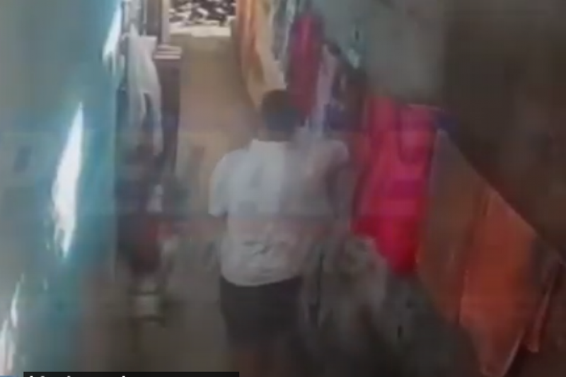 Imgem de homem furtando roupas em um beco de Setúbal, Boa Viagem