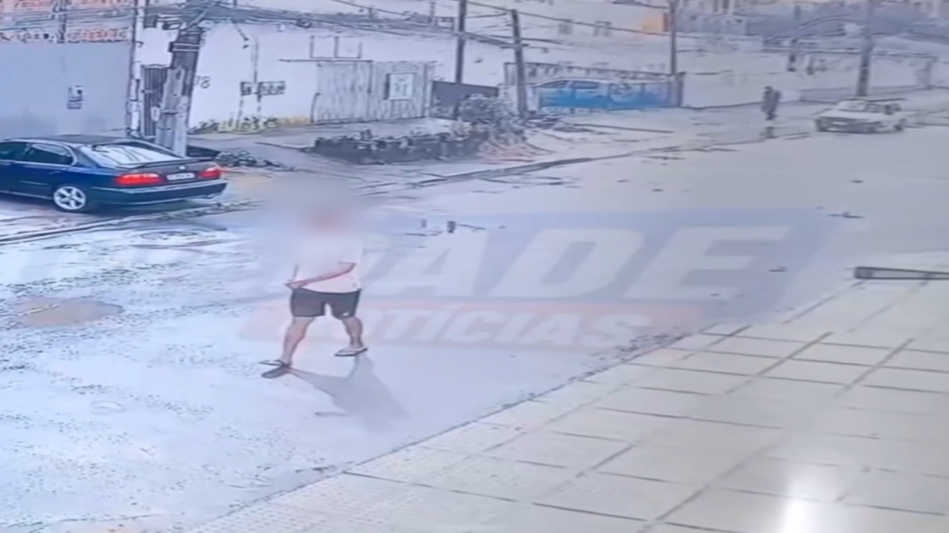 Câmeras flagram homem roubando roupas de varal e bicicleta no mesmo dia
