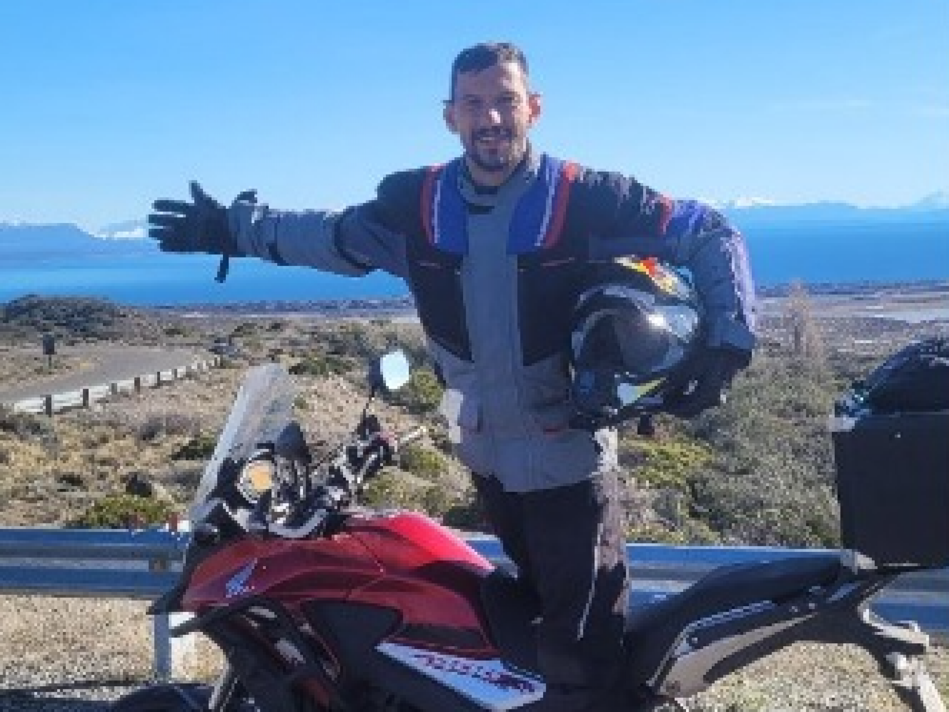 Quem era Alex Tibola, o brasileiro que rodava o mundo em uma Pop 100 e faleceu em colisão no Chile