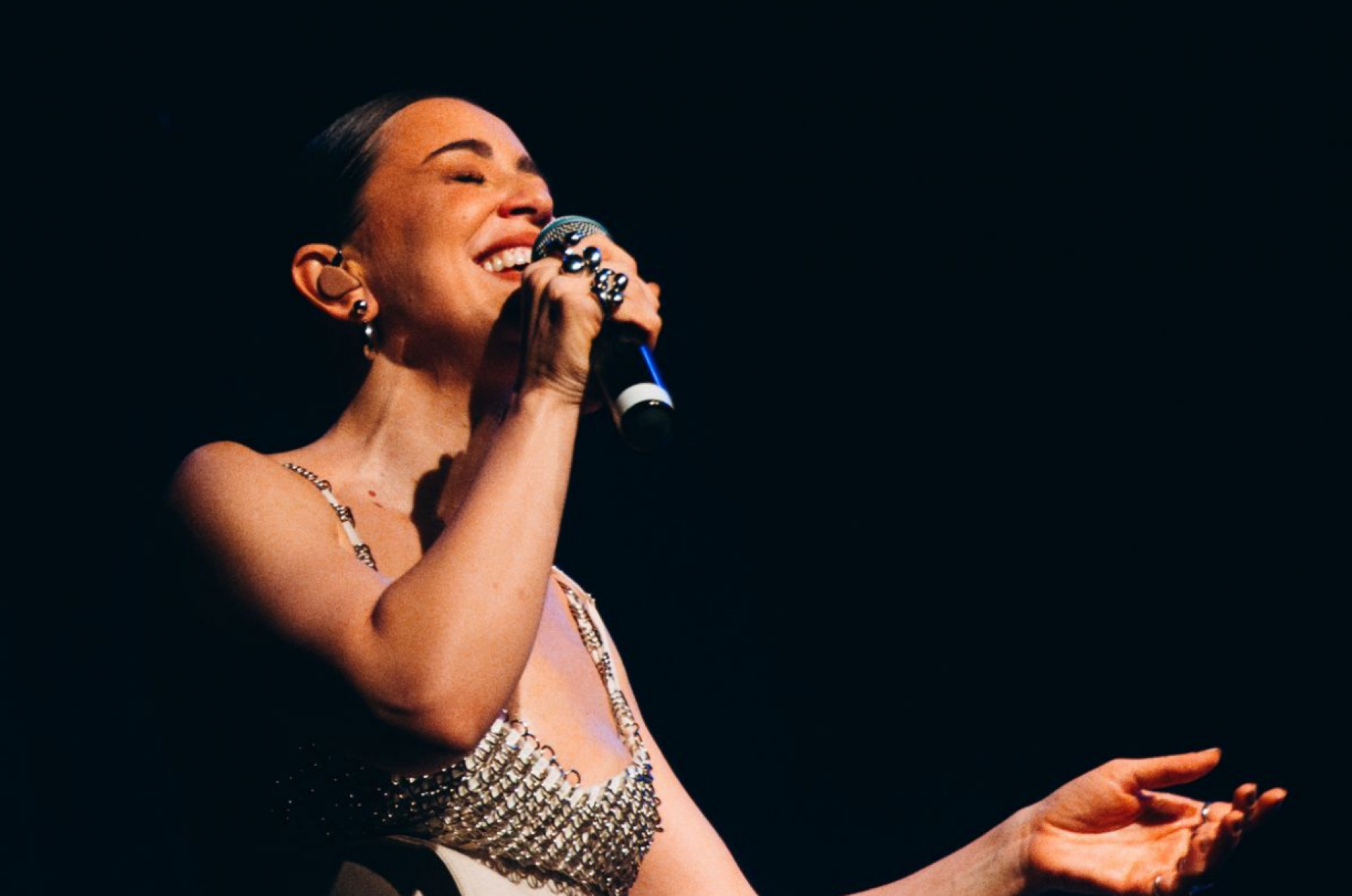 Roberta Sá celebra 20 anos de carreira com show intimista no Teatro do Parque