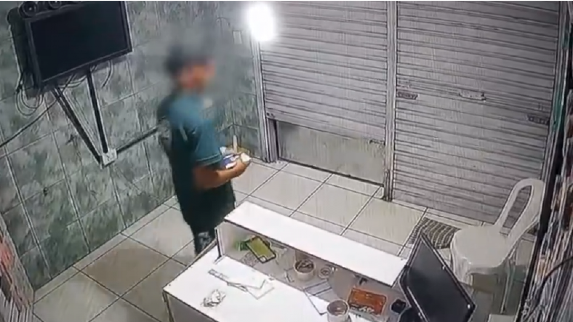 Criminoso invade loja de celulares sem danificar o cadeado
