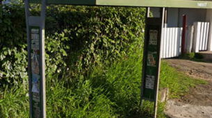 Abrigo de passageiros de ônibus sucateado