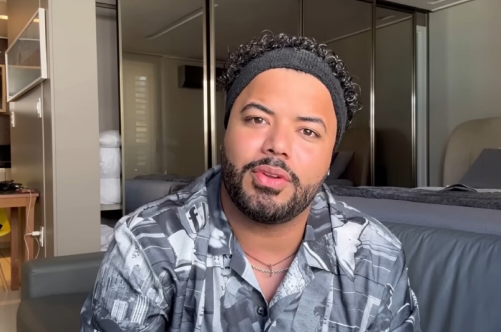 Polícia faz busca e apreensão na casa de Hytalo Santos na Paraíba; confira pronunciamento do influenciador