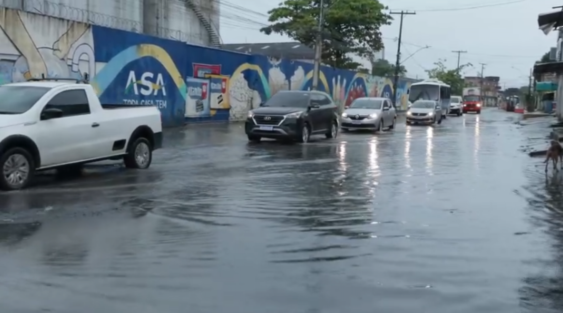 Chuvas intensas causam transtornos e alagamentos para motoristas em Recife