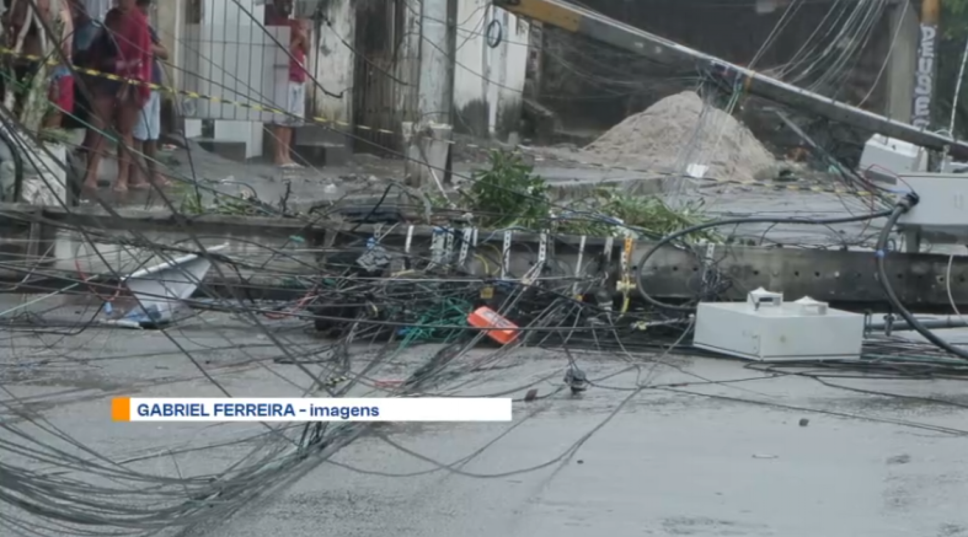 Queda de postes devido ao desgaste gera revolta em em Recife