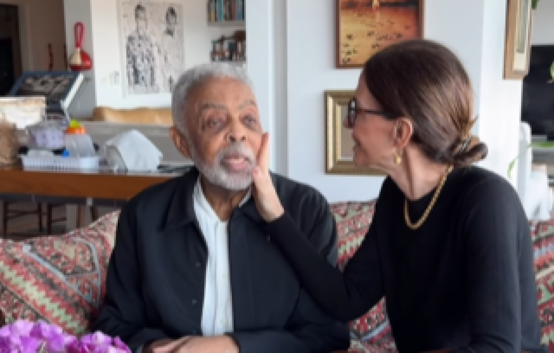 Aparição de Gilberto Gil em vídeo com Flora Gil preocupa fãs