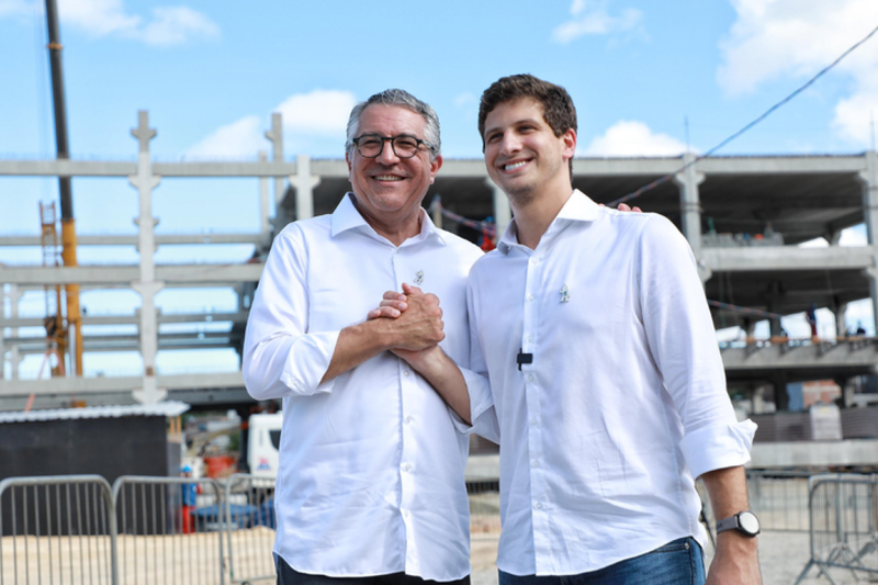O ministro da Saúde, Alexandre Padilha, e o prefeito do Recife, João Campos