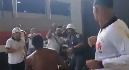 Após a partida, a festa nas arquibancadas deu lugar a cenas de violência. Torcedores do Gigante da Colina agrediram um policial militar