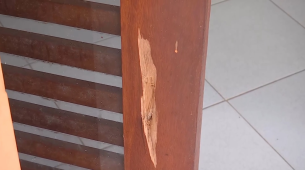 Porta que foi danificada durante confronto, na casa do empresário