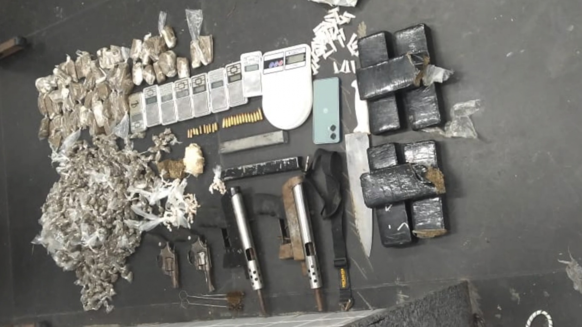 Operação policial em Gaibu: prisões, tiroteio e apreensão de drogas e armas 