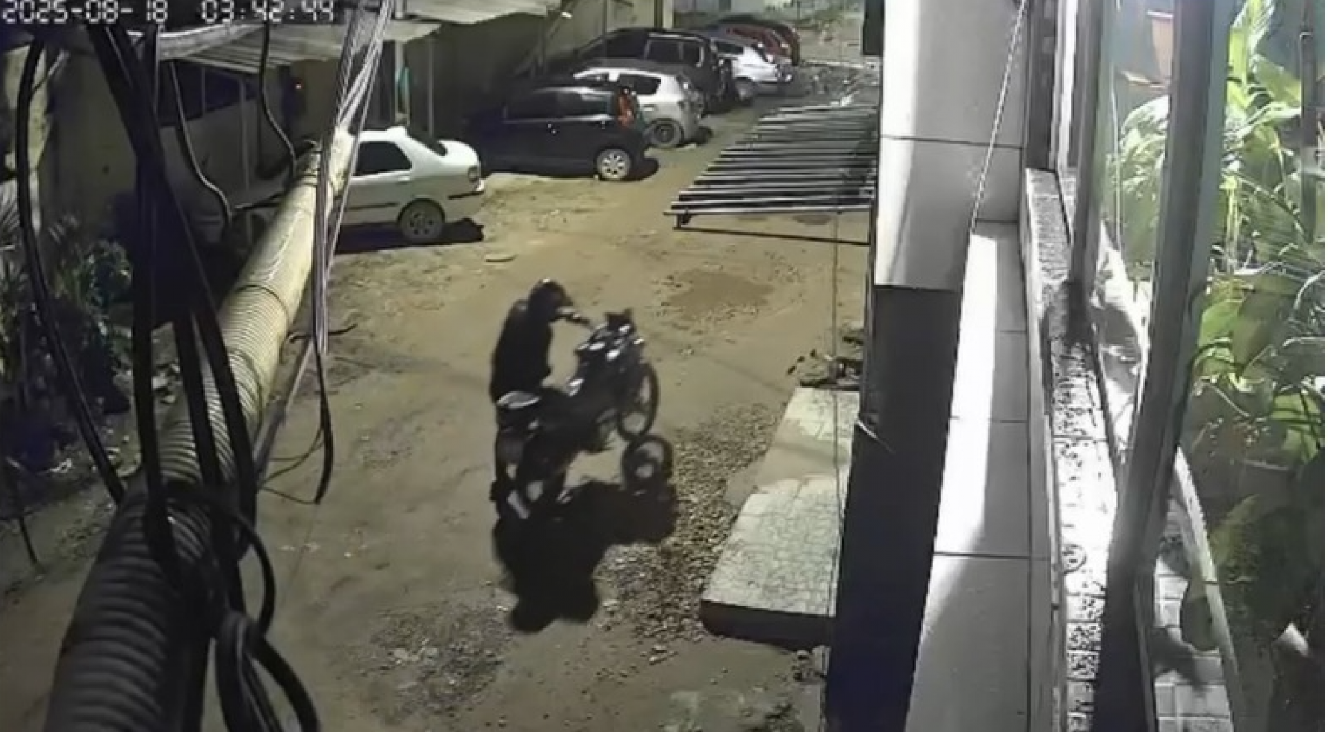 Criminosos invadem casa e roubam moto em Olinda