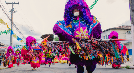 Maracatu Feminino Coração Nazareno leva aulas-espetáculo a escolas públicas de Pernambuco