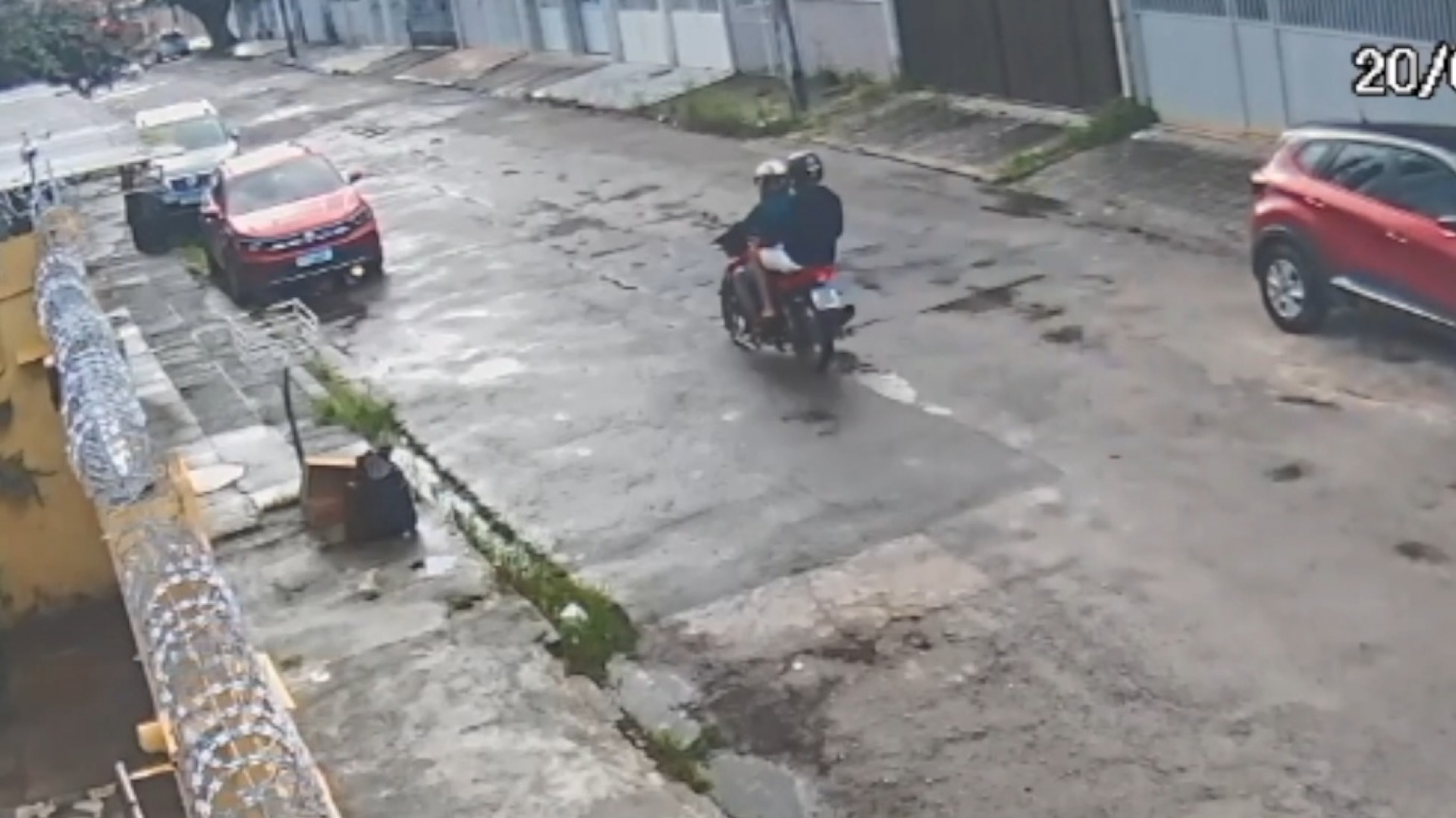Mulher é assaltado ao sair do carro: suspeitos levaram até a sacola de pão