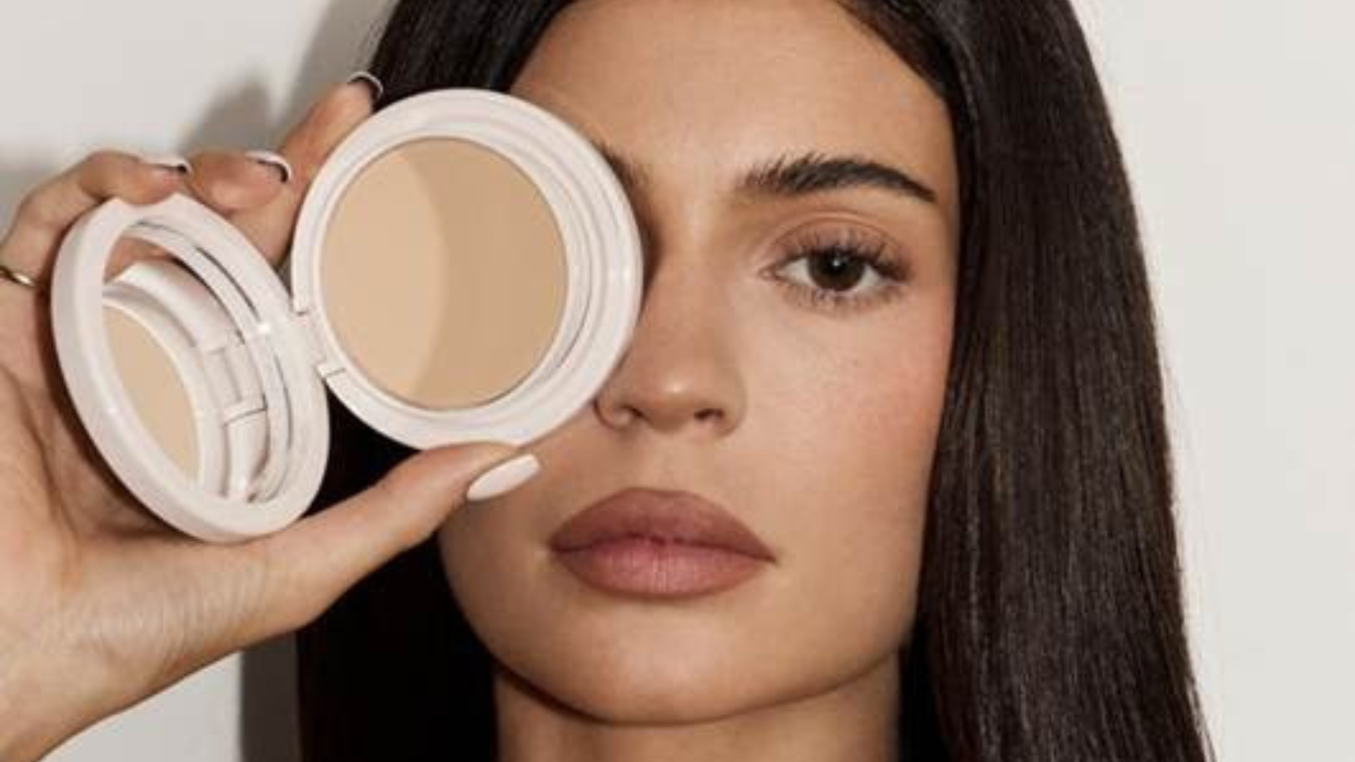 Kylie Jenner lança Natural Blur Powder Foundation no Brasil