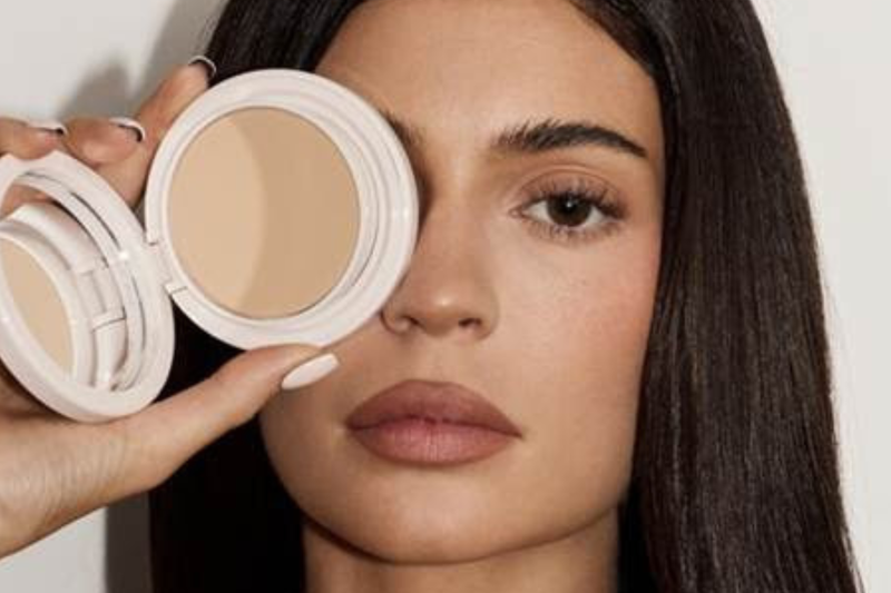 Kylie Jenner com a nova Natural Blur Powder Foundation