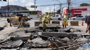 Serviços de drenagem na Avenida Antônio da Costa Azevedo com a Presidente Kennedy, em Peixinhos, Olinda