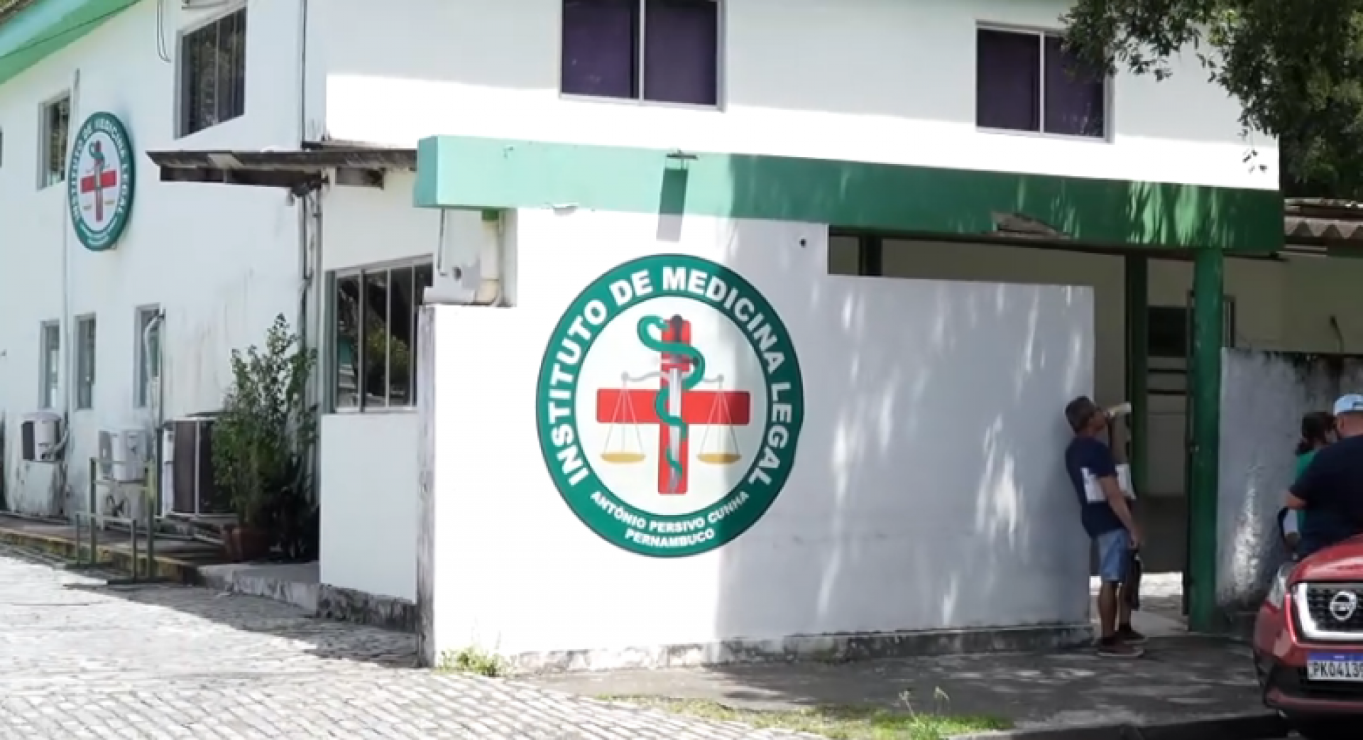 Corpo de idoso é retirado de cova e deixado sentado em cemitério da RMR