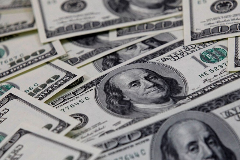 De acordo com o &iacute;ndice do Banco Central norte-americano, que compara a moeda com outras seis divisas importantes &mdash; euro, iene, libra esterlina, d&oacute;lar canadense, coroa sueca e franco su&iacute;&ccedil;o &mdash;, a desvaloriza&ccedil;&atilde;o acumulada at&eacute; junho foi de 11%