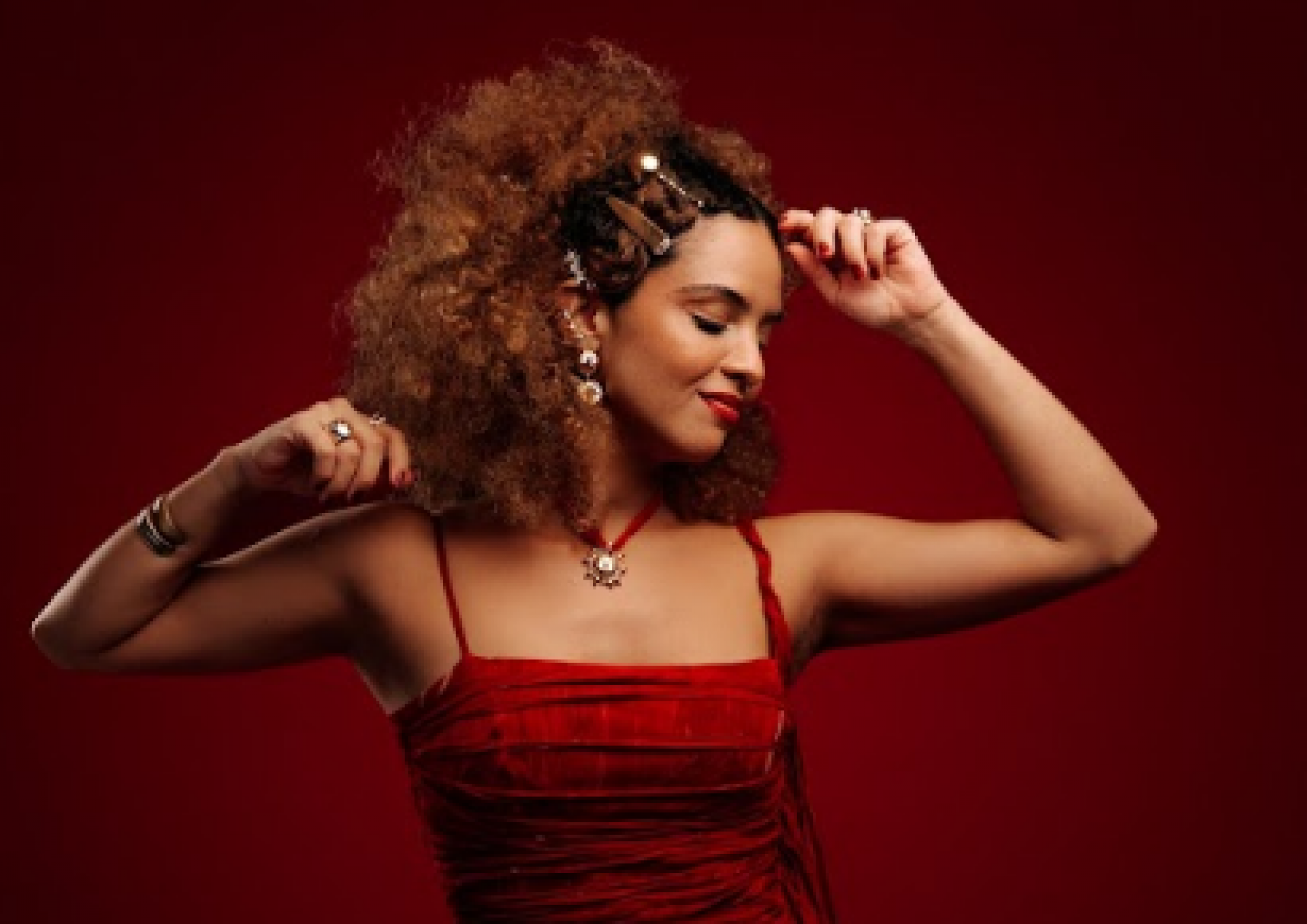 Laís Senna faz show de pré-lançamento do disco "Nordeste Vermelho Coração" no Recife