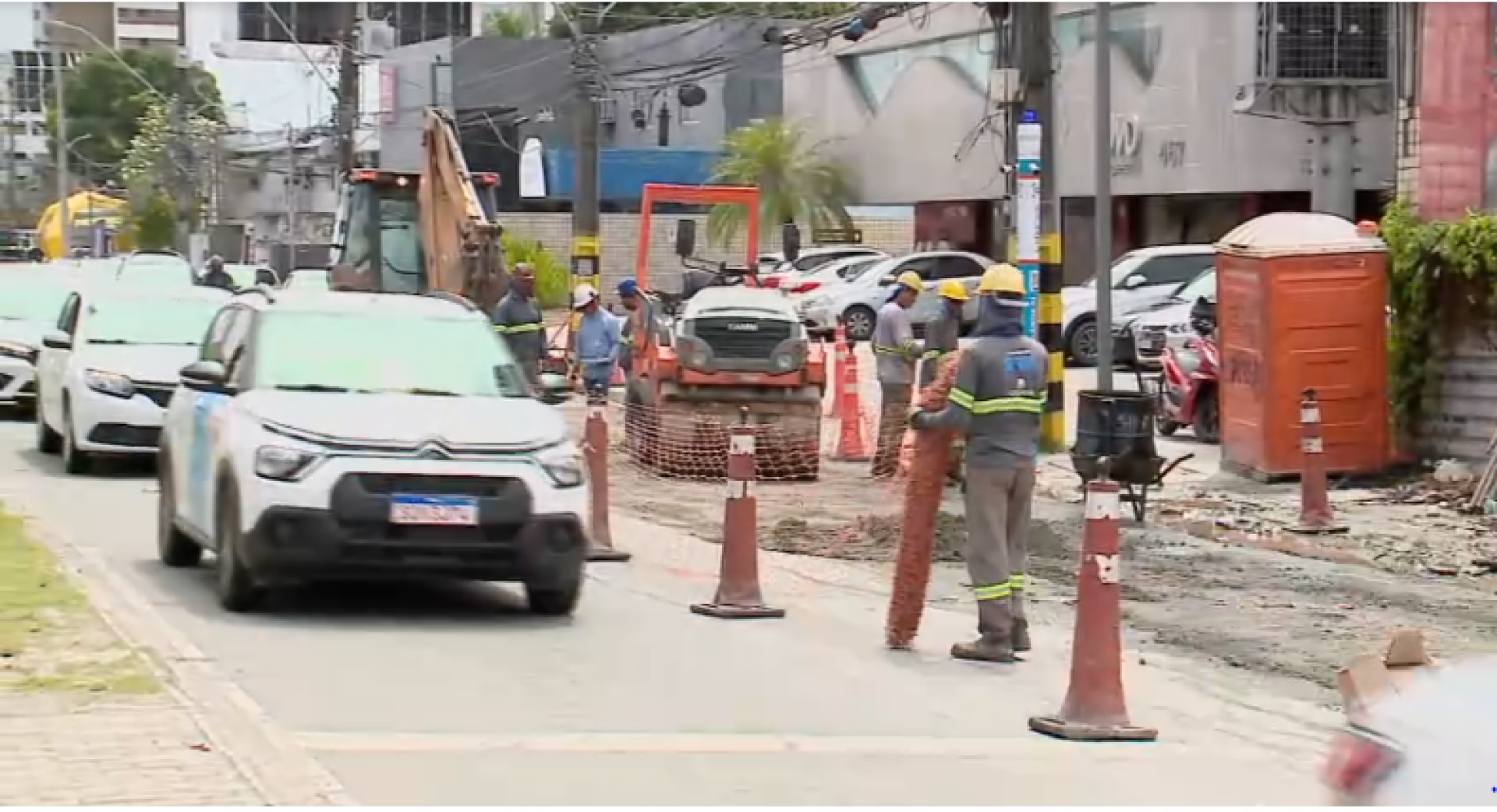 Obras da Compesa na Avenida Domingos Ferreira causam transtornos para motoristas e moradores