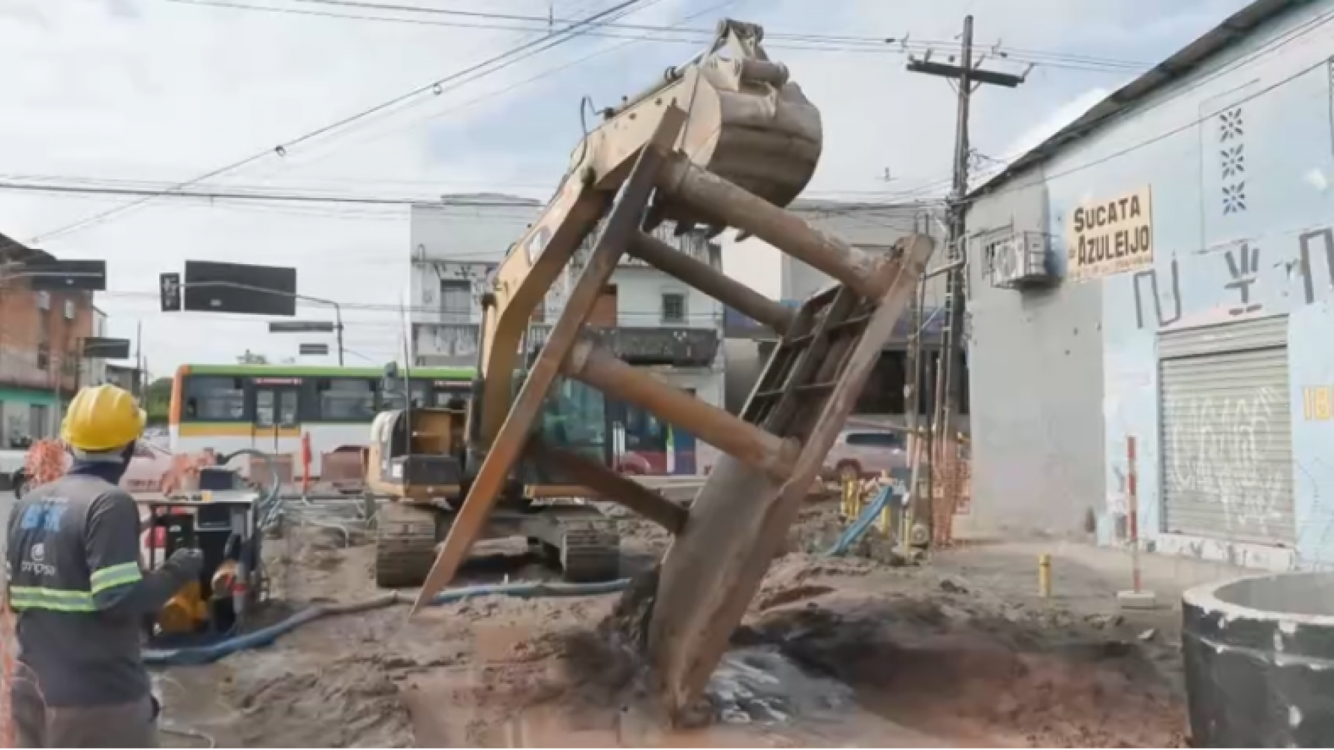 Troca de tubulação da Compesa na Rua Nicolau Pereira gera complicações no trânsito