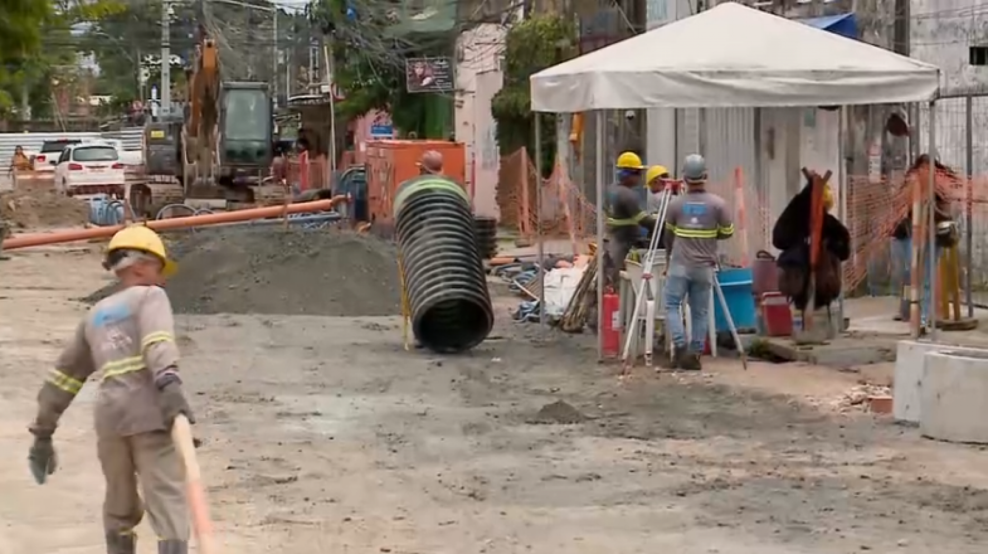 Obras da Compesa em Boa Viagem afetam trânsito e rotina de moradores