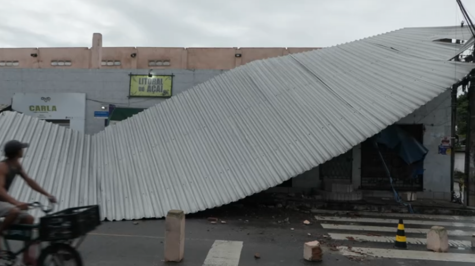 Cobertura metálica de galeria desaba na Zona Norte do Recife