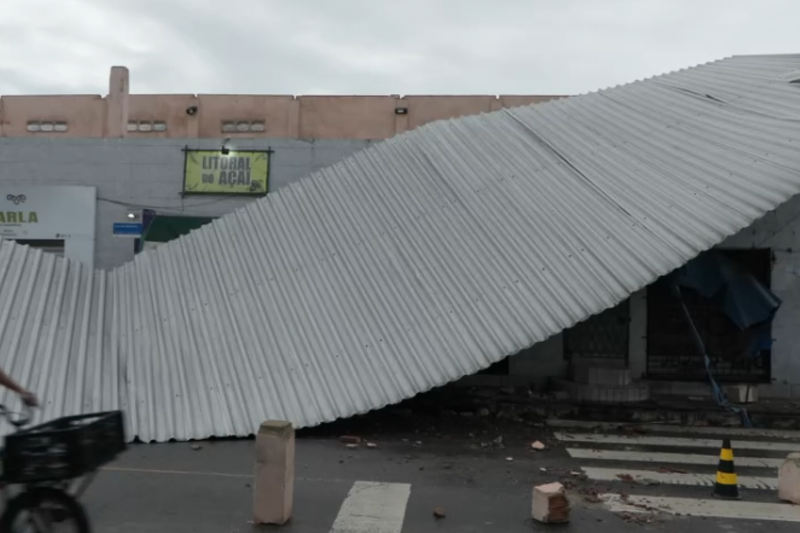 Cobertura metálica de galeria desaba na Zona Norte do Recife