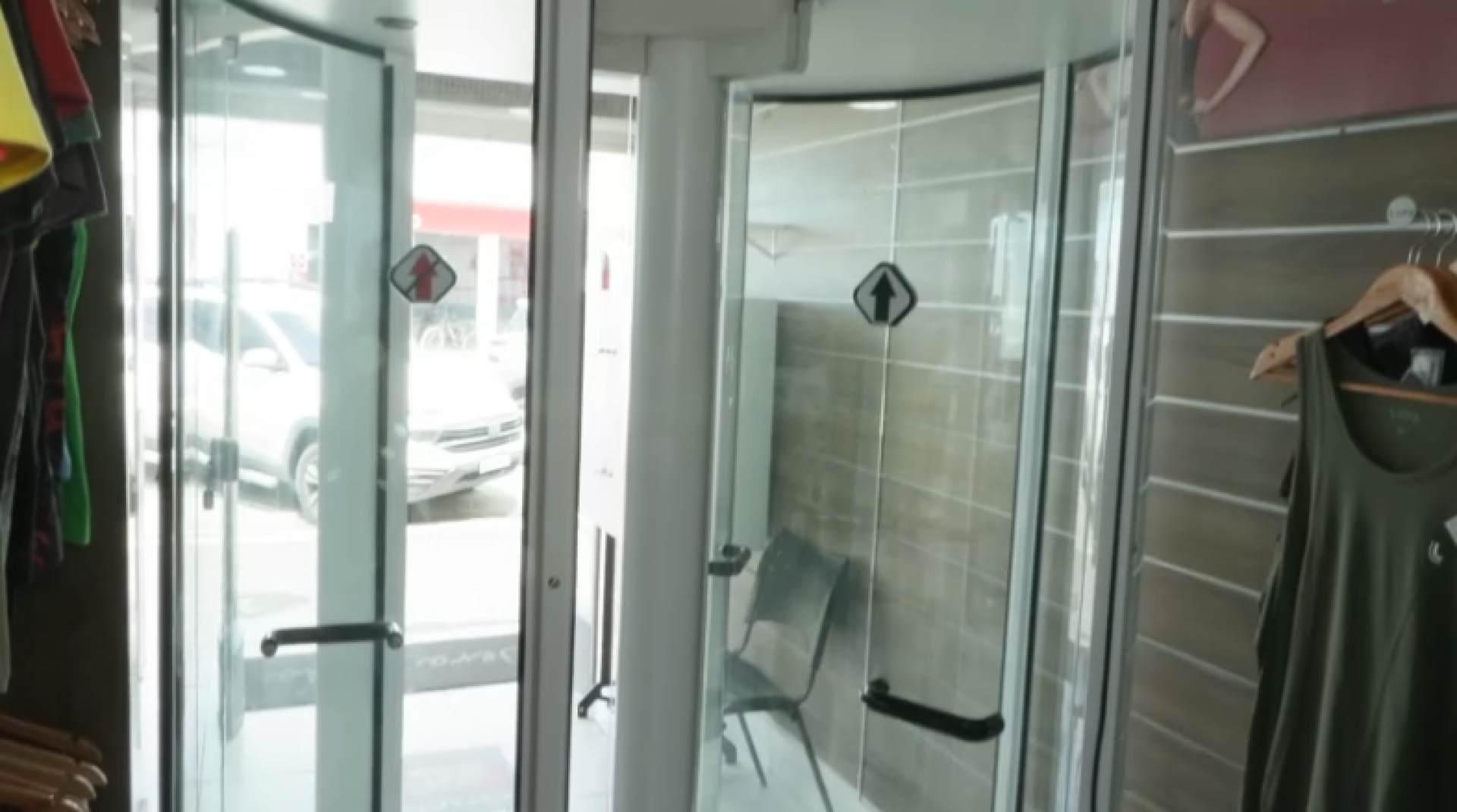 Loja em Recife implementa detector de metais para aumentar segurança após assaltos