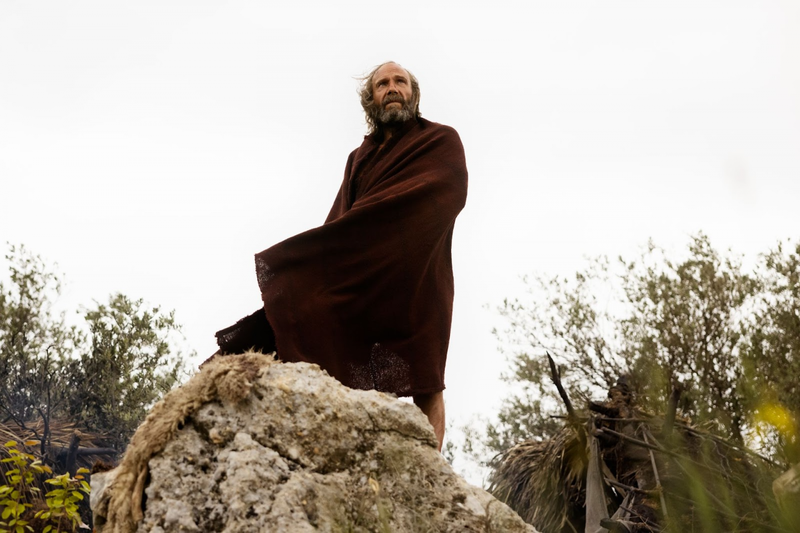 Ralph Fiennes como Odisseu em O Retorno, de Uberto Pasolini
