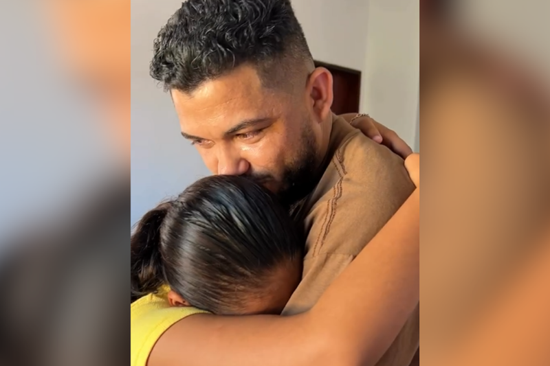 Pai e filha emocionam nas redes sociais após gravar uma dinâmica sobre as diferenças entre sua infância