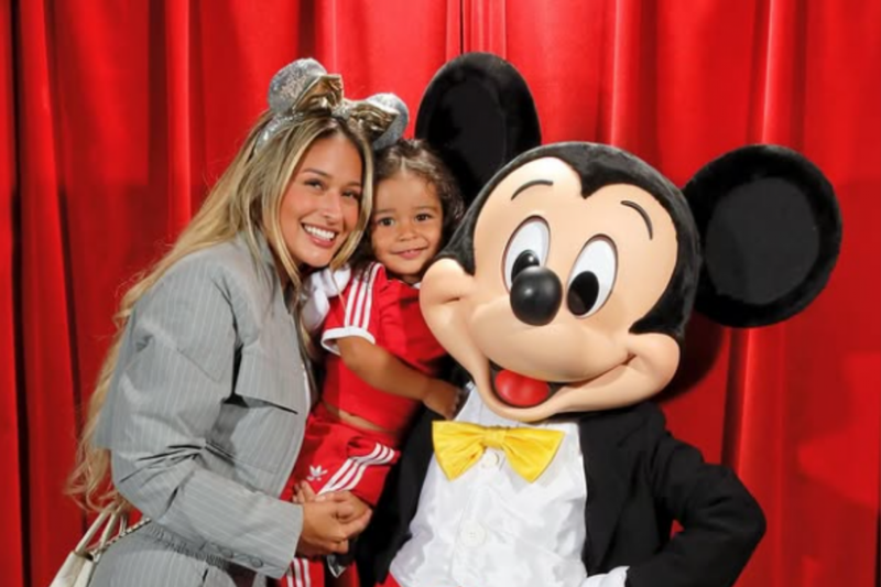 Imagem de Natalia Belloli e filho na Disney