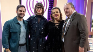 Jurados posam com Narcisa Tamborindeguy no MasterChef Confeitaria