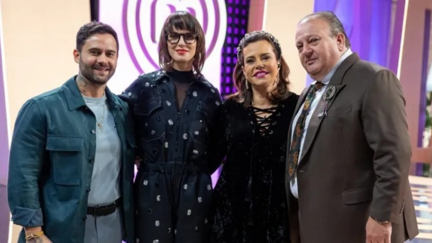 Jurados posam com Narcisa Tamborindeguy no MasterChef Confeitaria