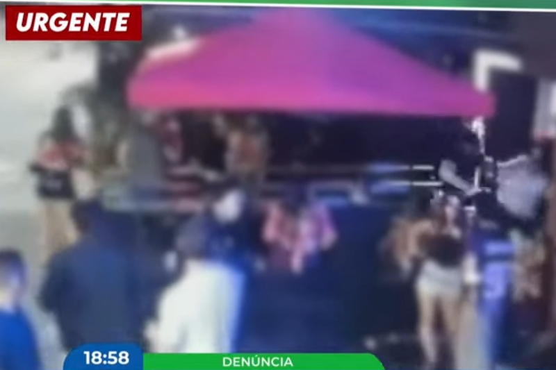 Imagem de câmera de segurança mostrando momento que homem foi posto para fora da boate