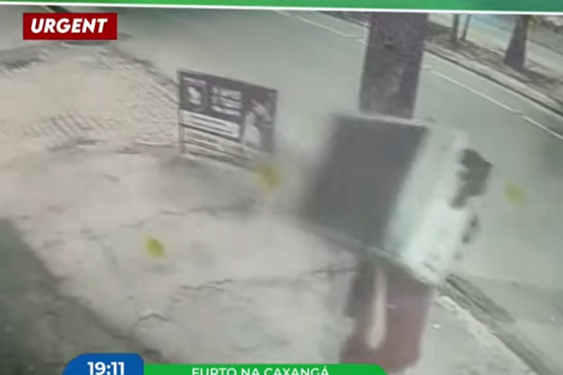 Imagem de suspeito roubando ar-condicionado de salão no bairro do Cordeiro