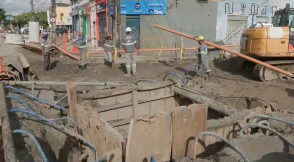 Obras da Compesa causam transtornos para transeuntes e comerciantes no bairro de Afogados